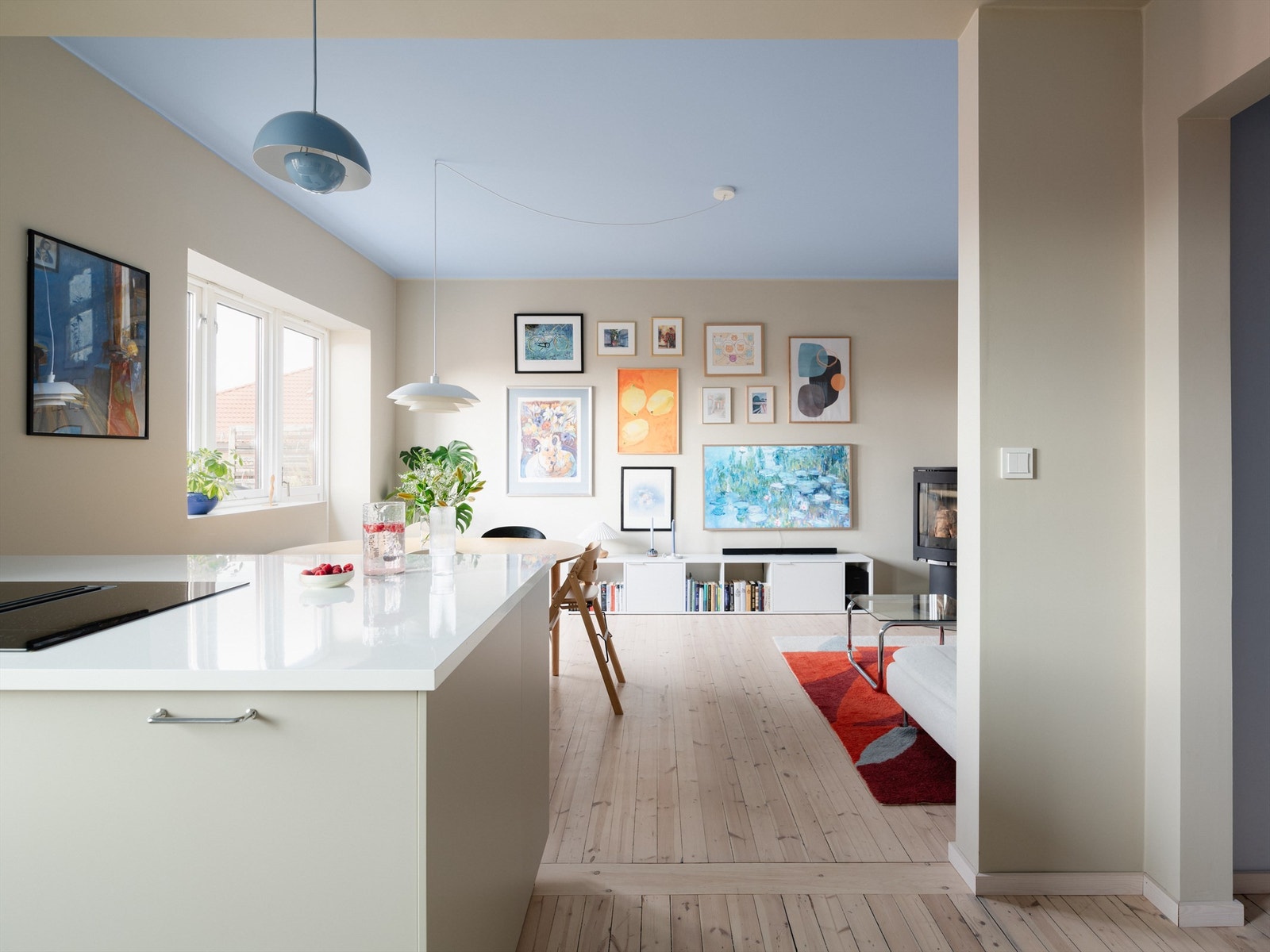 Etter at selger rev kjøkkenveggen fikk det enorme soverommet ny funksjon som en lys og deilig stue med nærhet til bakgård og utsikten. En genistrek! Galleribilde