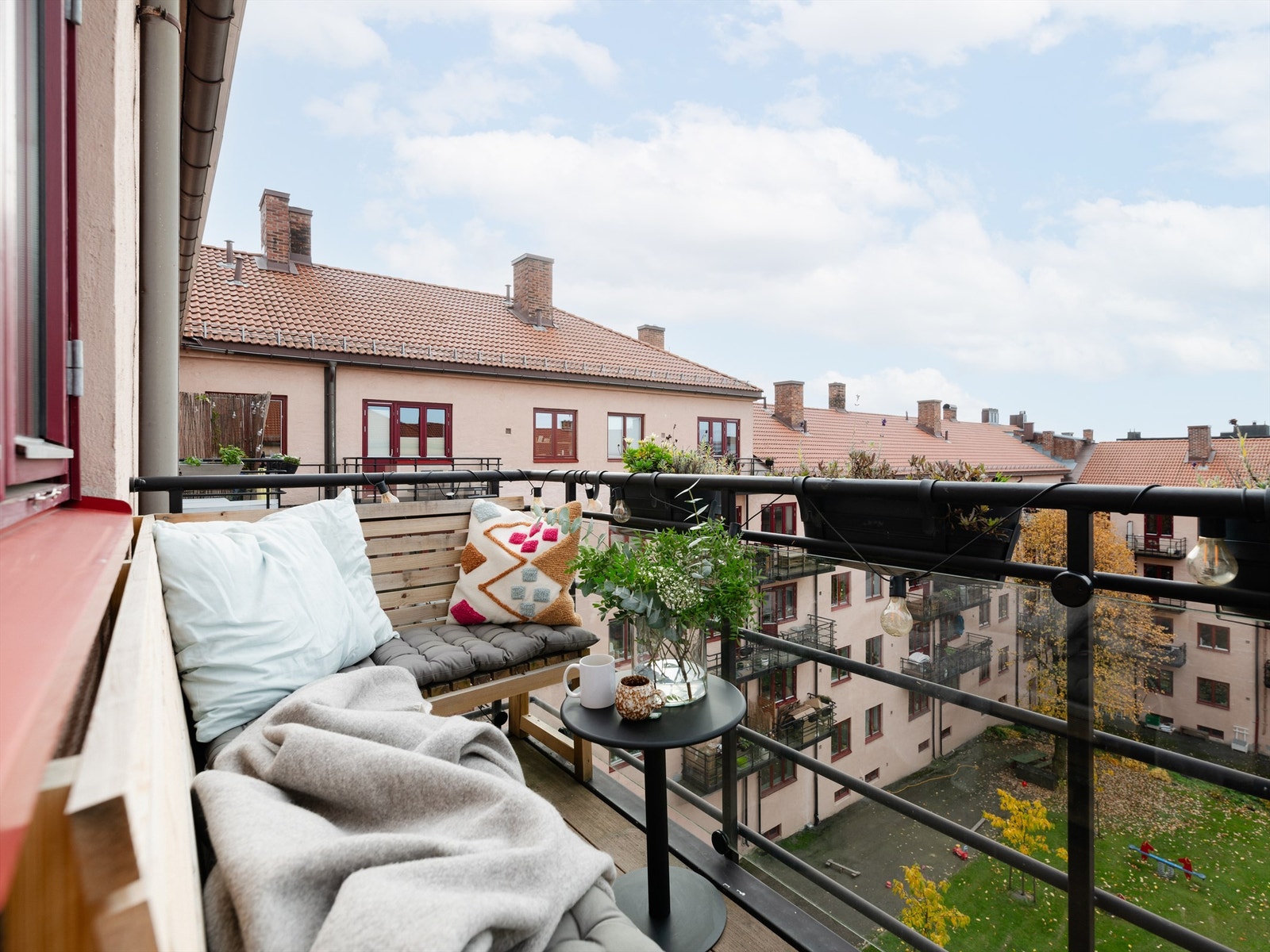 Balkongen er sydvestvendt og ettersom du ruver på toppen får du fantastiske solforhold her ute! Galleribilde