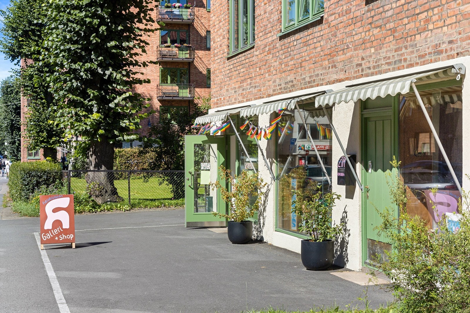 I tillegg til 285 leiligheter har aksjelaget også tre næringslokaler som leies ut til inntekt for alle beboerne. Galleribilde