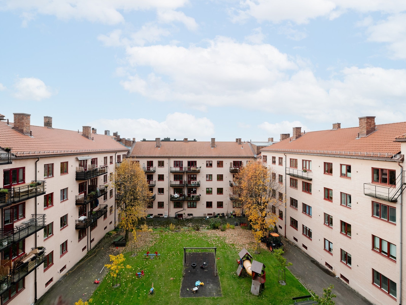 Fra balkongen har du flott utsikt mot en av aksjeselskapets tre bakhager og byens tak Galleribilde