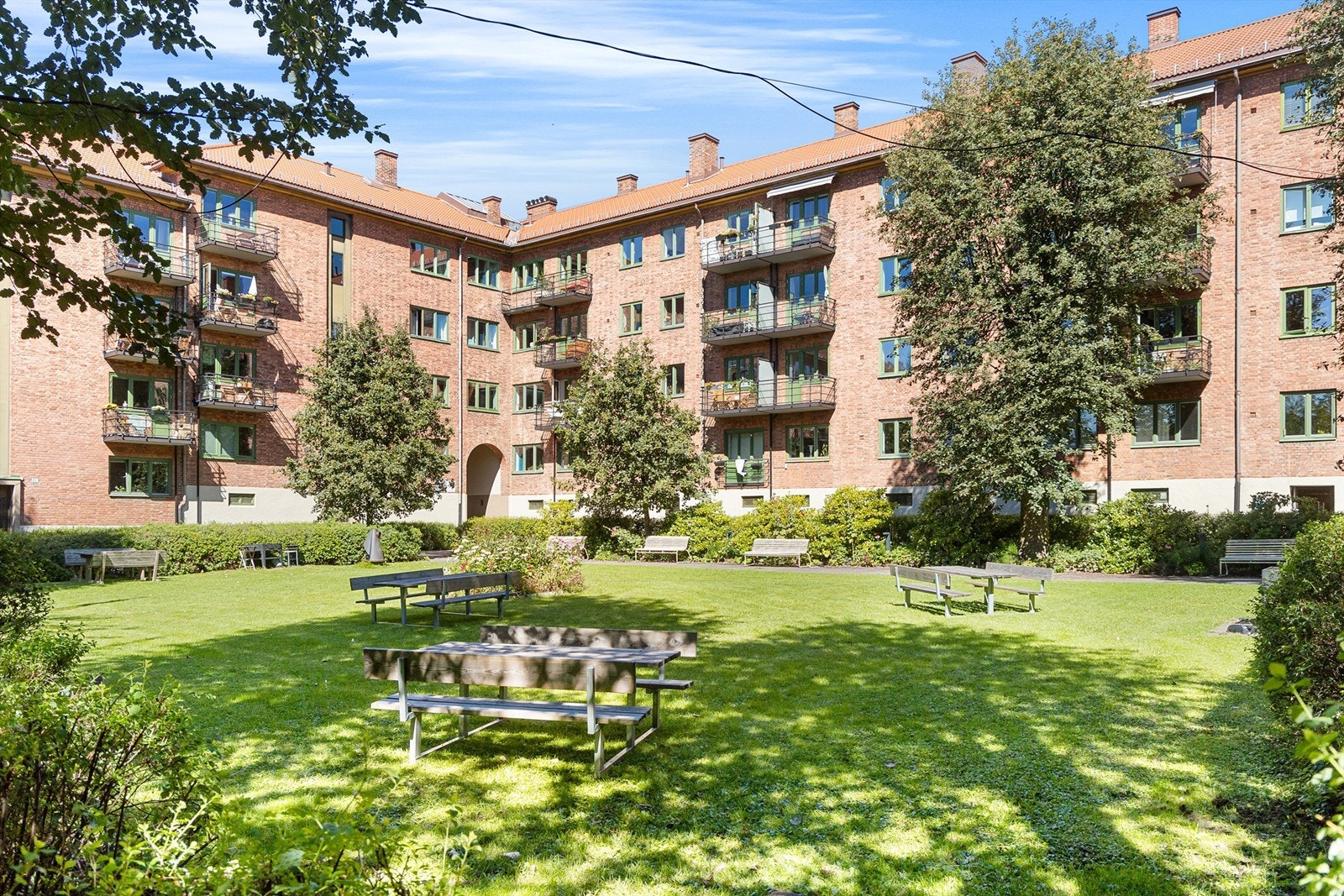 I midtparken til Dæhlengengen er det flaggheising på 17-mai, julegrantenning i adventstiden og perfekte solforhold på sommeren! Galleribilde