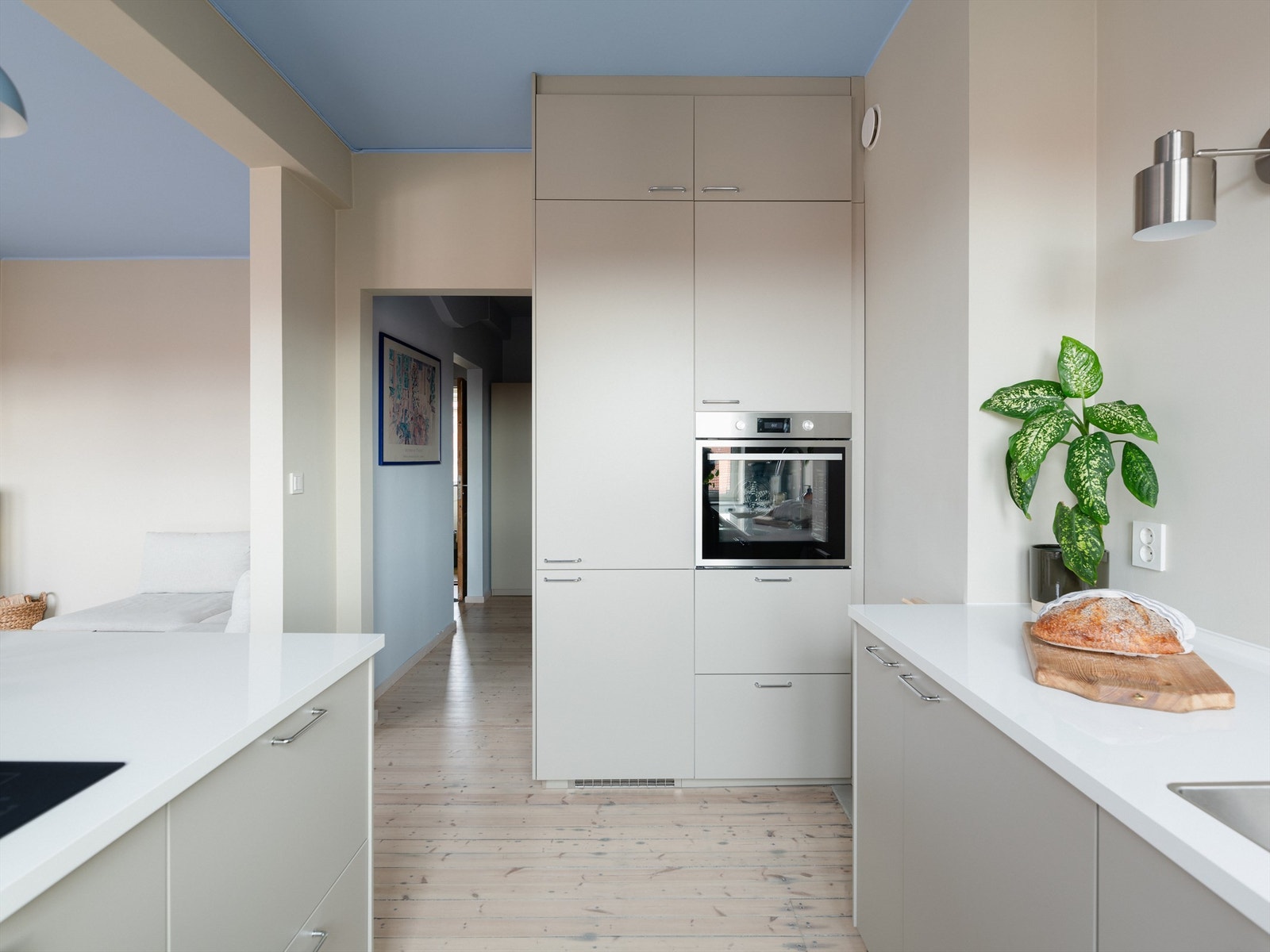 Kjøkkenet har alle hvitevarer du trenger. Platetopp med integrert ventilator, ovn i riktig arbeidshøyde, kombiskap, oppvaskmaskin OG vaskemaskin (kombi vask/tørk) er alle integrert i innredningen og medfølger! Galleribilde