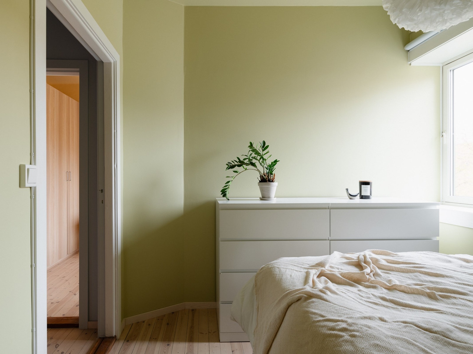 Begge soverommene er romslige med god plass til dobbeltseng. -Legg merke til de vakre tregulvene som går igjen i alle oppholdsrom! Galleribilde