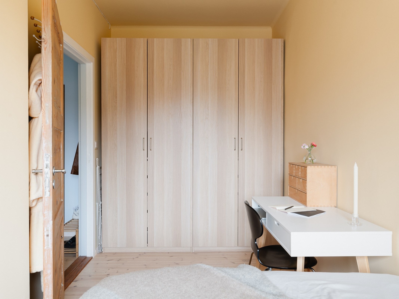 God plass til alle sesongens plagg i doble garderobeskap Galleribilde