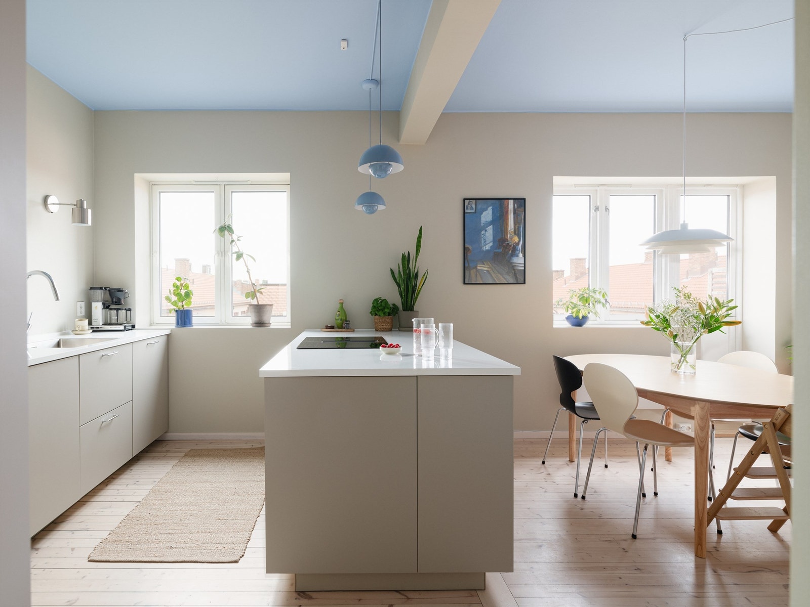 Følelsen av å være på toppen forsterkes av at himmelen utenfor blir med inn på både stue og kjøkken Galleribilde