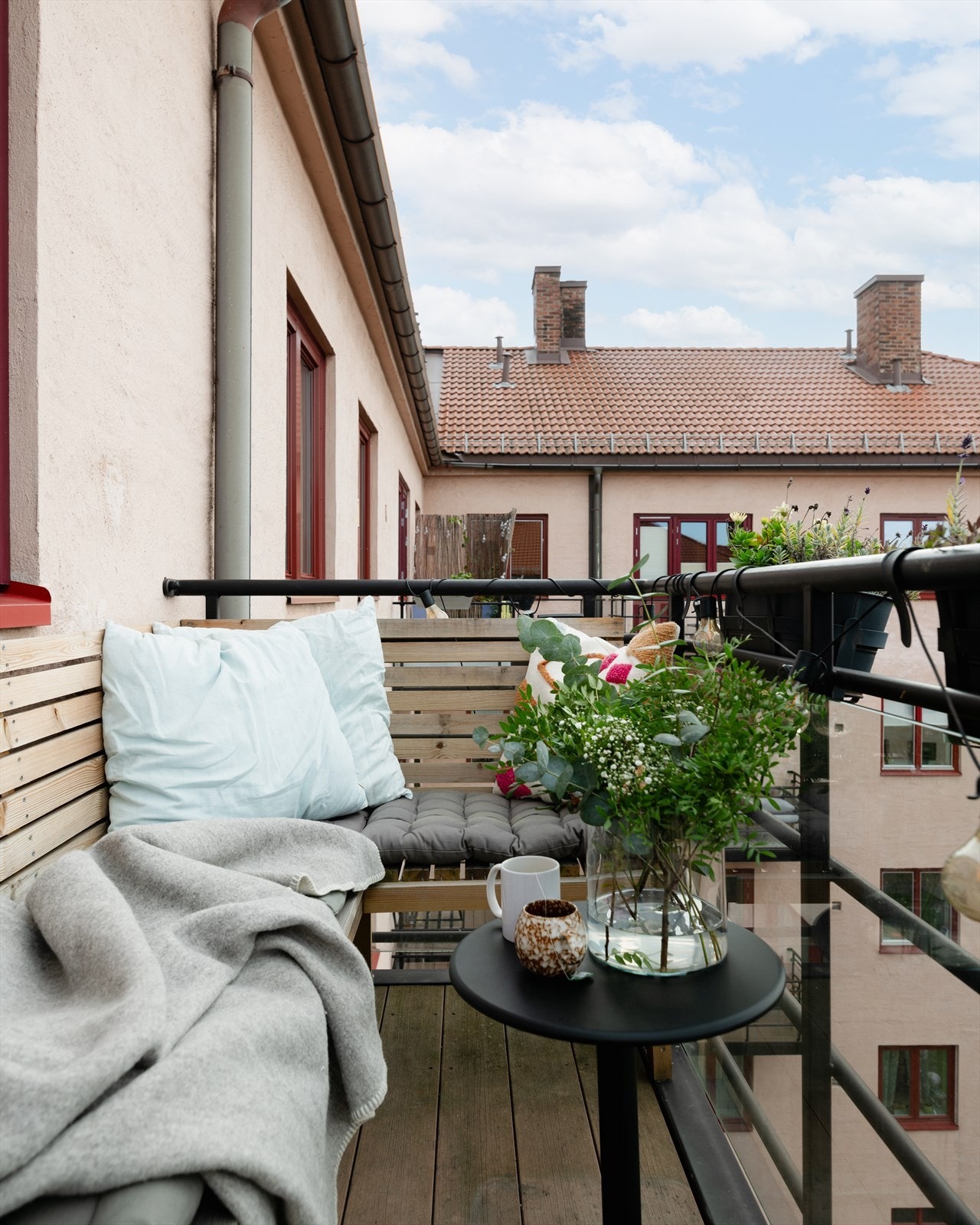 Plassbygde utemøbler som også kan konverteres til en enorm solseng når vinterhuden skal herdes inn mot sommeren. Galleribilde