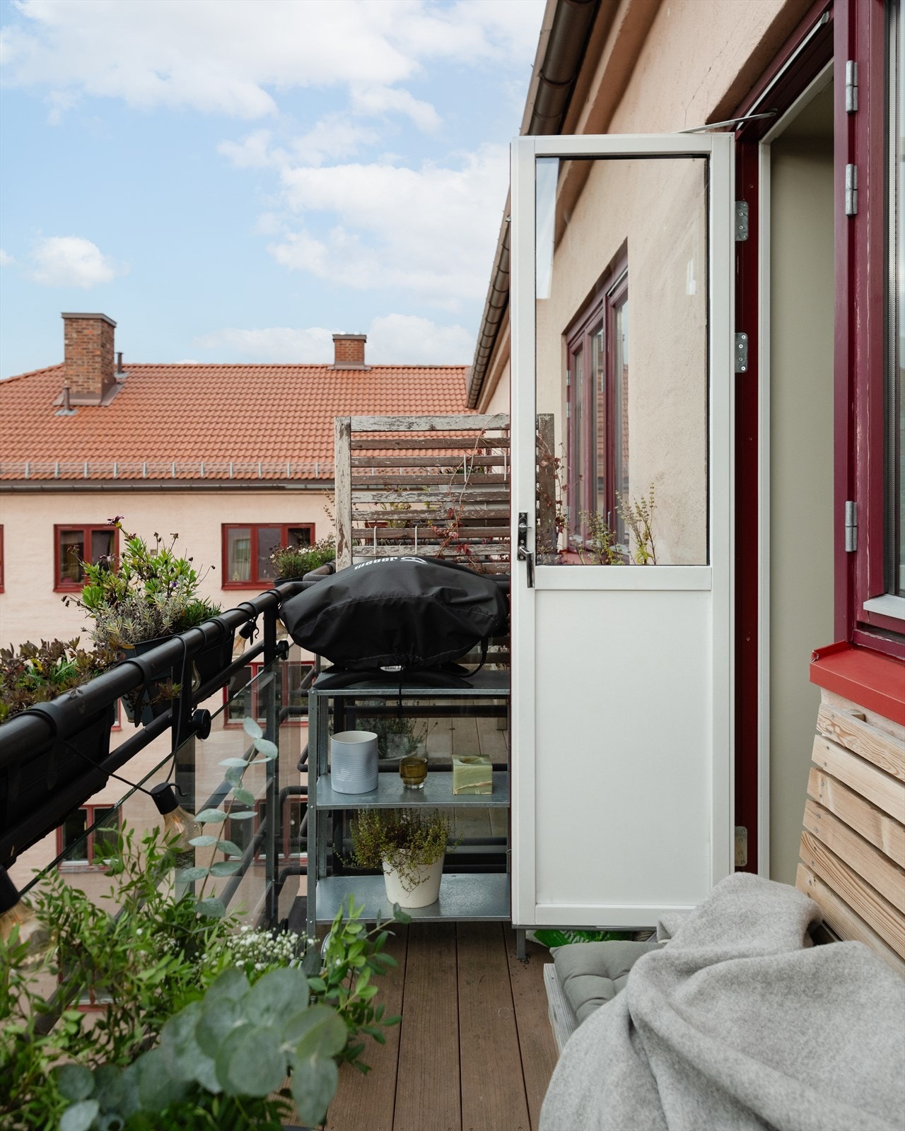 Selger har selv dyrket frem sol-vante krydderurter her ute som da kan brukes rett på nygrillet mat! Elektrisk grill er tillatt på balkongene. Galleribilde