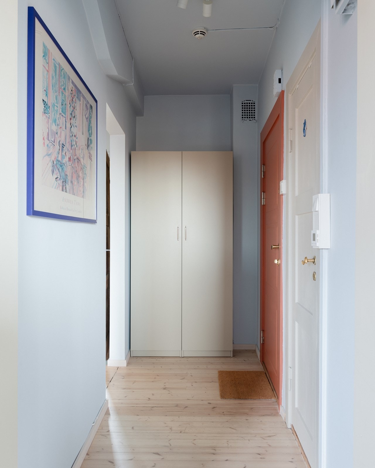 Lyset fra begge sidene av leiligheten møtes i den langstrakte gangen. God plass i garderobeskap. Galleribilde