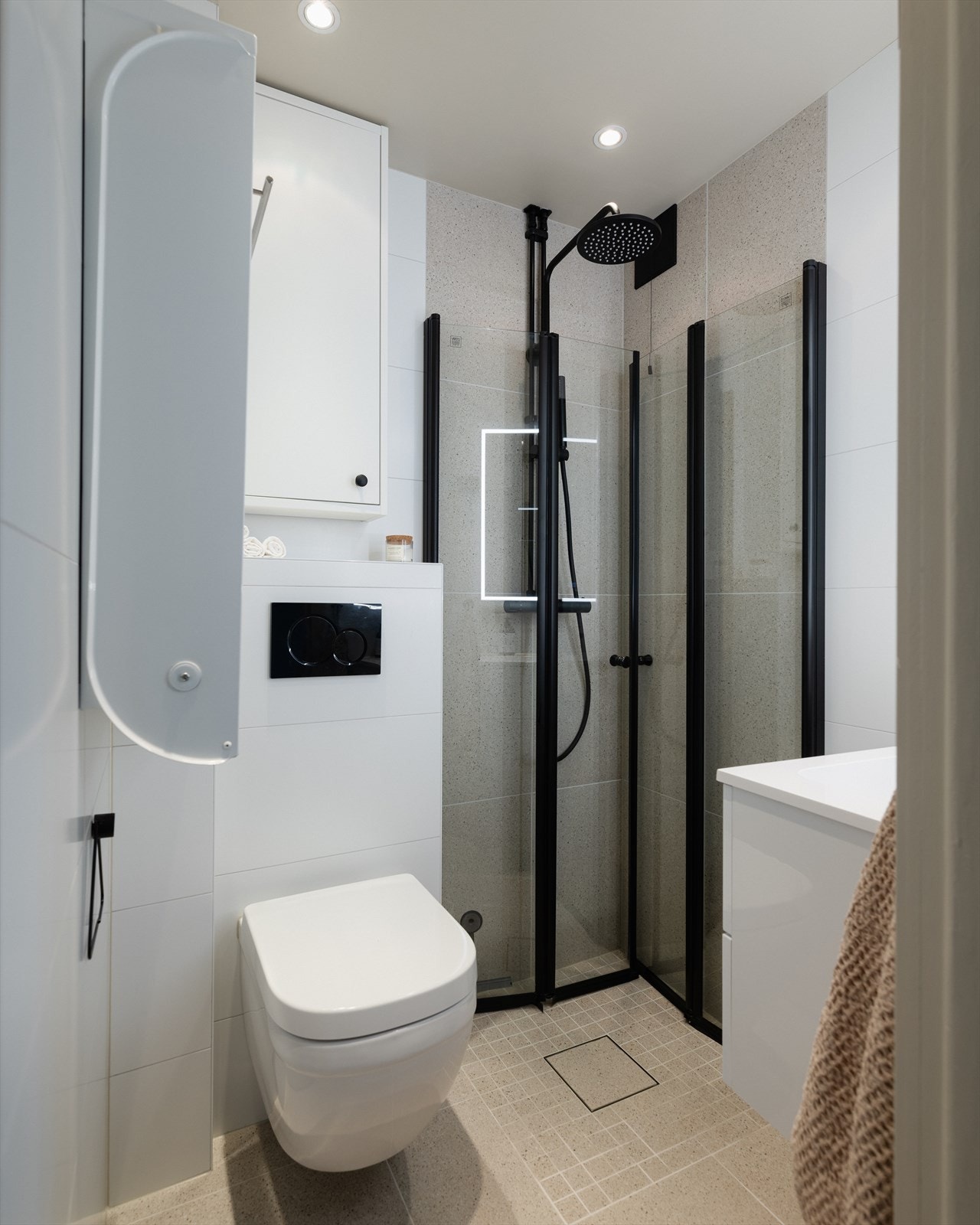 Badet fikk seg en real oppgradering våren 2024 med blant annet nytt gulv og varmekabler, nye veggfliser og nytt inventar. Galleribilde