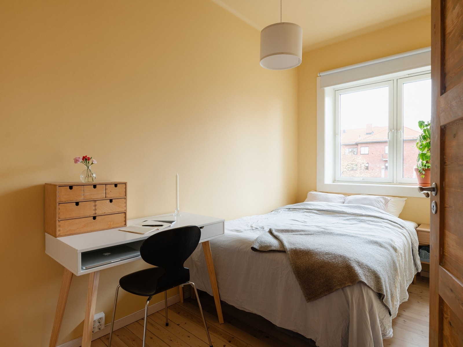 Den gamle stuen i leiligheten har blitt til to romslige soverom som ligger luftig og fritt til. Galleribilde