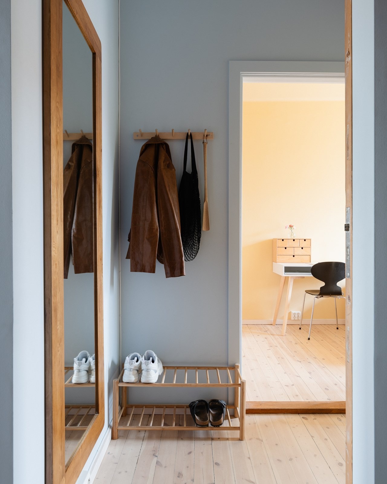 En innbydende hall, eller mellomgang er etablert utenfor soverommene. Her er det ytterligere garderobeplass og muligheter for en siste sjekk av frisyren på vei ut. Galleribilde