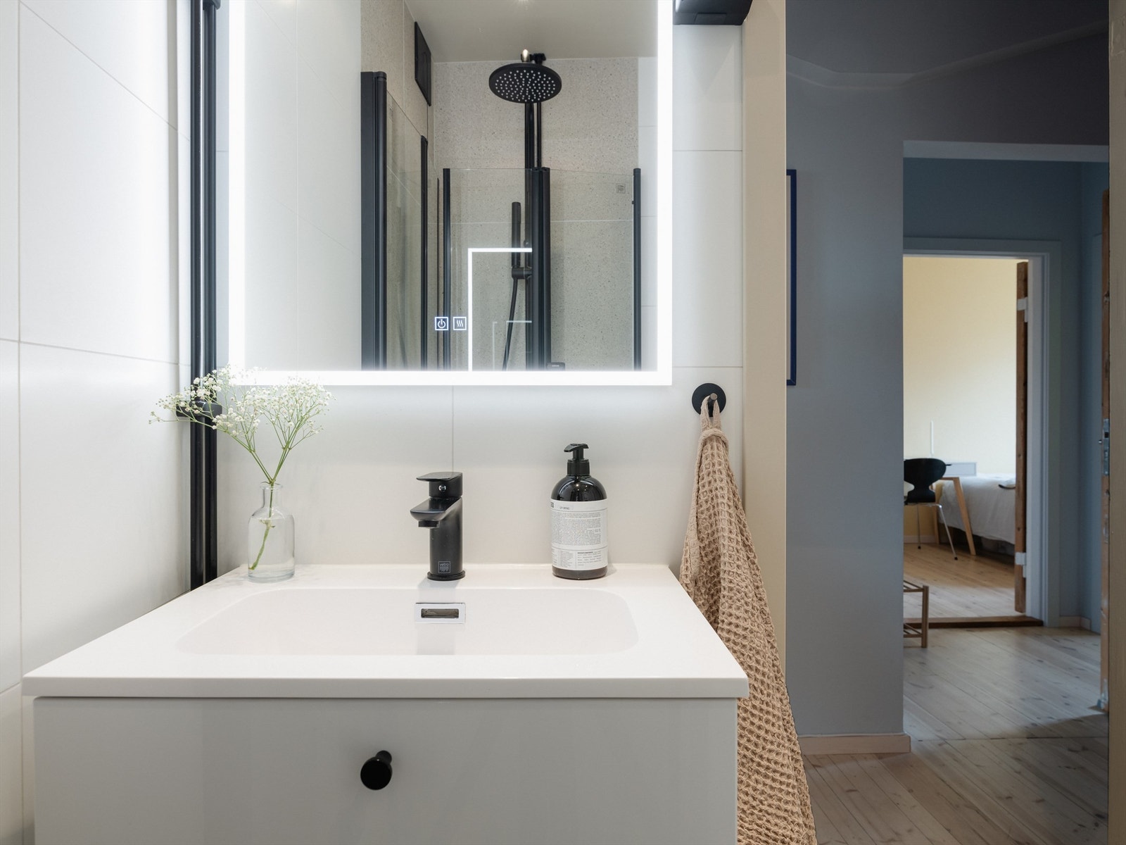 Speilet på badet har selvsagt bade lys og varme, hva annet skulle man forvente? Galleribilde