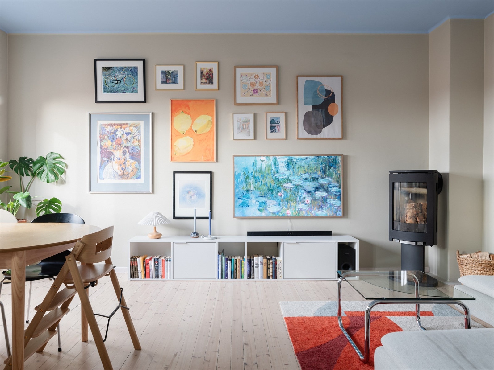 Stuen er romslig, men samtidig intim og hyggelig. Et moderne ildsted sørger for god varme i denne kjølige årstiden. Galleribilde