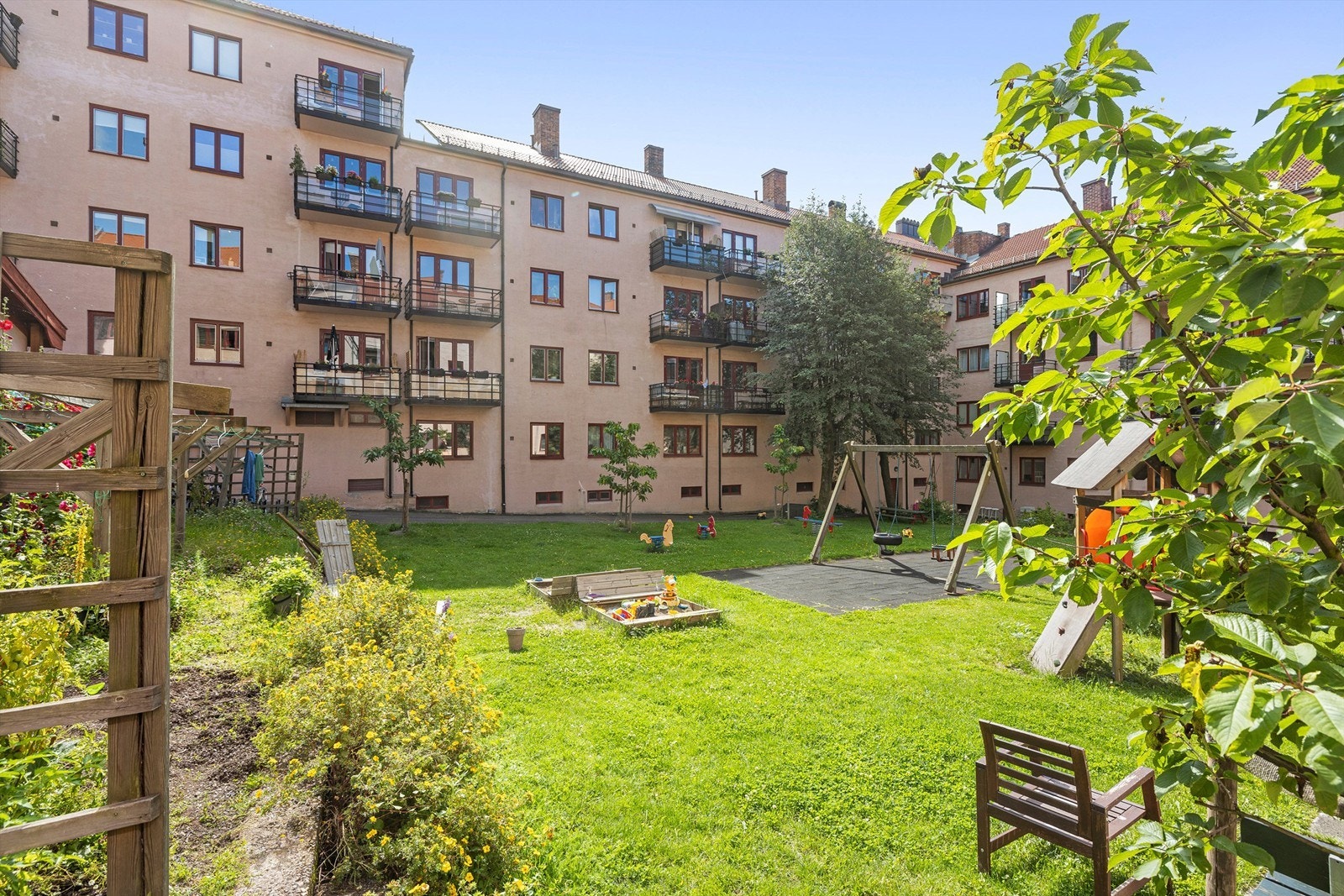 Dæhlenengen byggeselskap har tre vakre bakhager til felles bruk for beboere. Her finner du alt fra frukttrær, husker og felles griller. Galleribilde