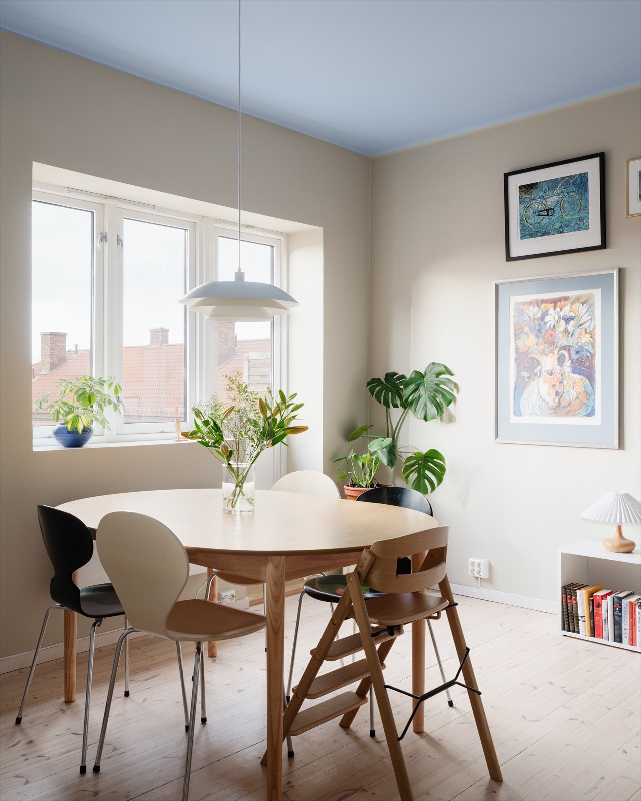 Det er få ting som er like koselig som å invitere venner over på middag i denne leiligheten. God plass til spisebord og utsikt til middag! Galleribilde