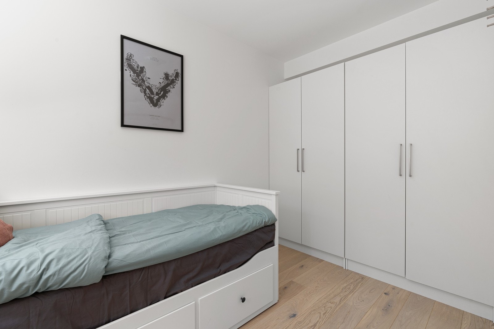 Soverom 2 har rikelig med skapplass. Galleribilde