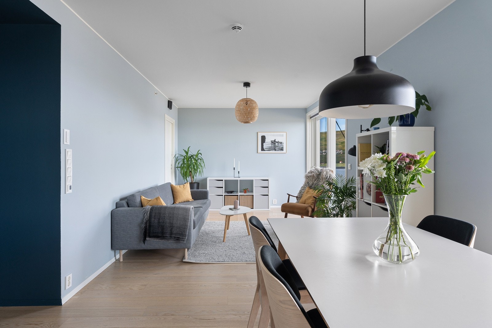 Foruten et gjennomlyst boligareal skaper leiligheten et behagelig inneklima også med balansert ventilasjon. Galleribilde