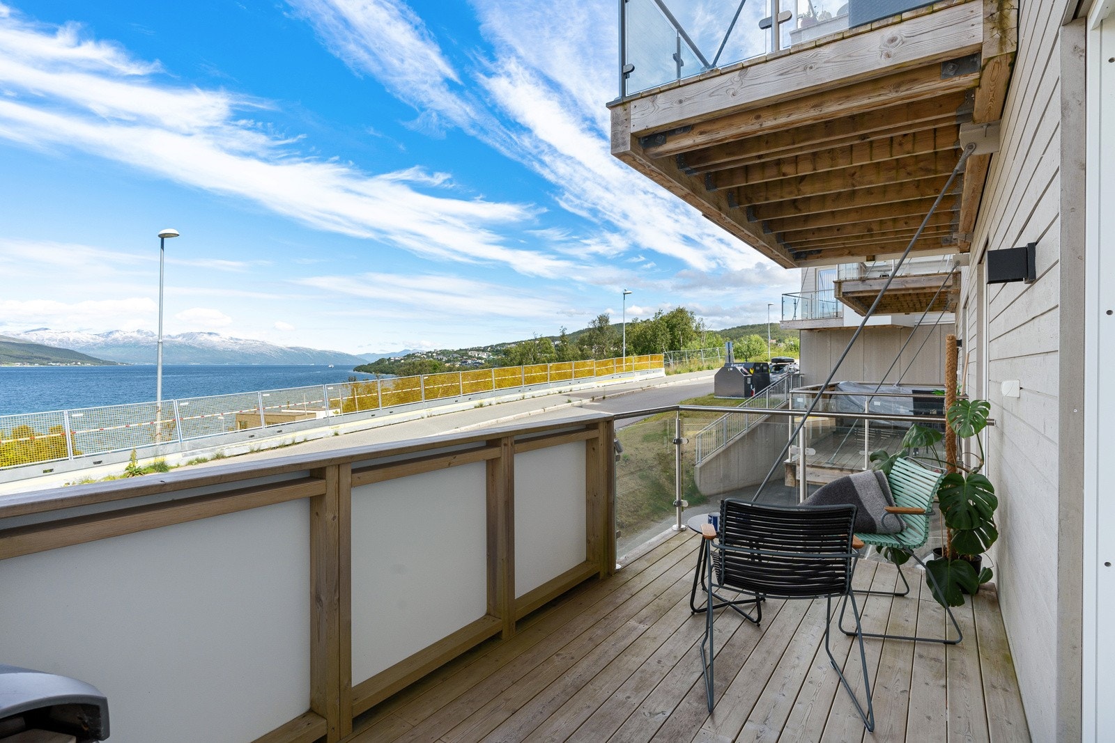 Stor balkong med plass til utemøbler og grill. Galleribilde