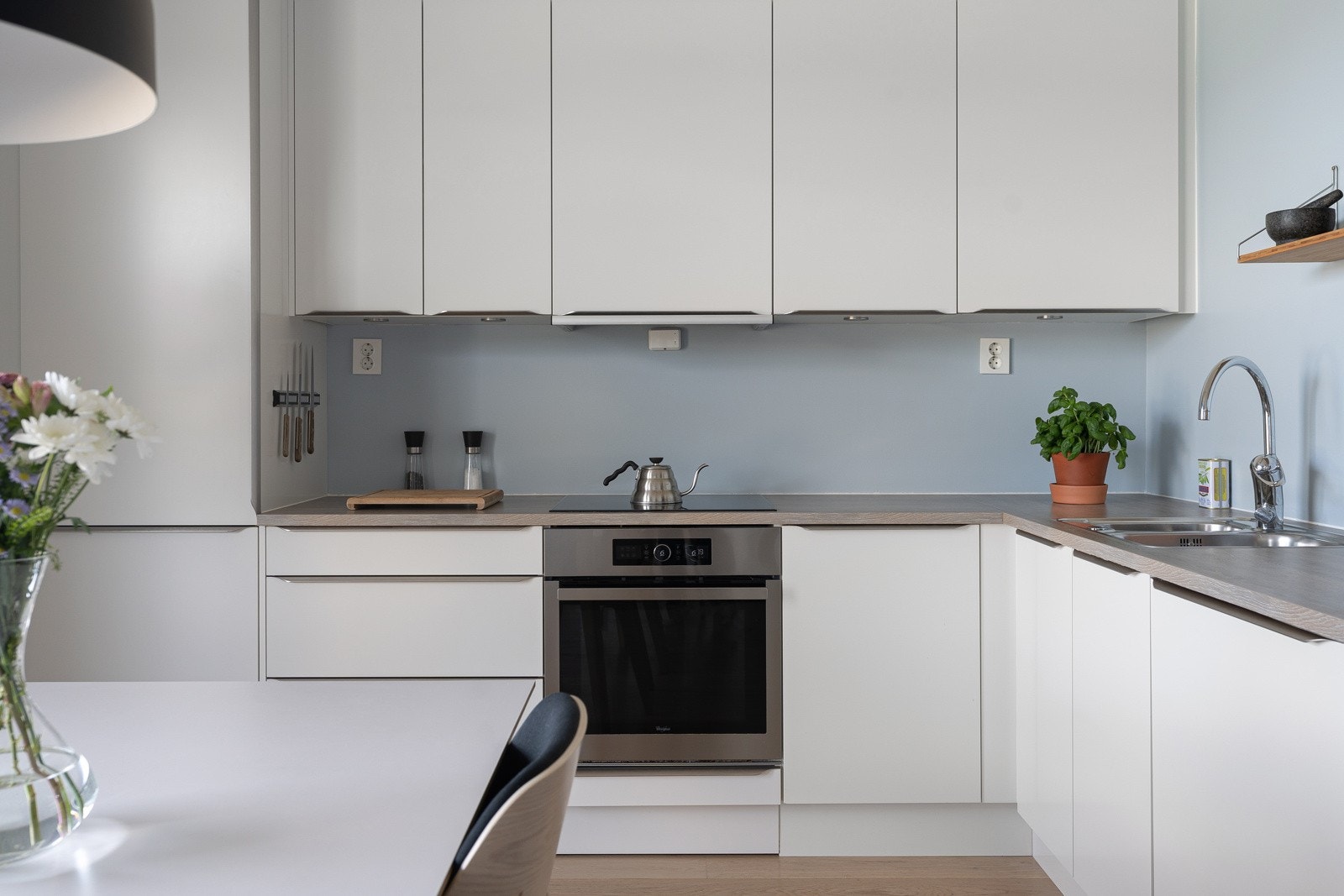 Flott og tidløst kjøkken med integrerte hvitevarer, samt rikelig med skap- og benkeplass. Galleribilde