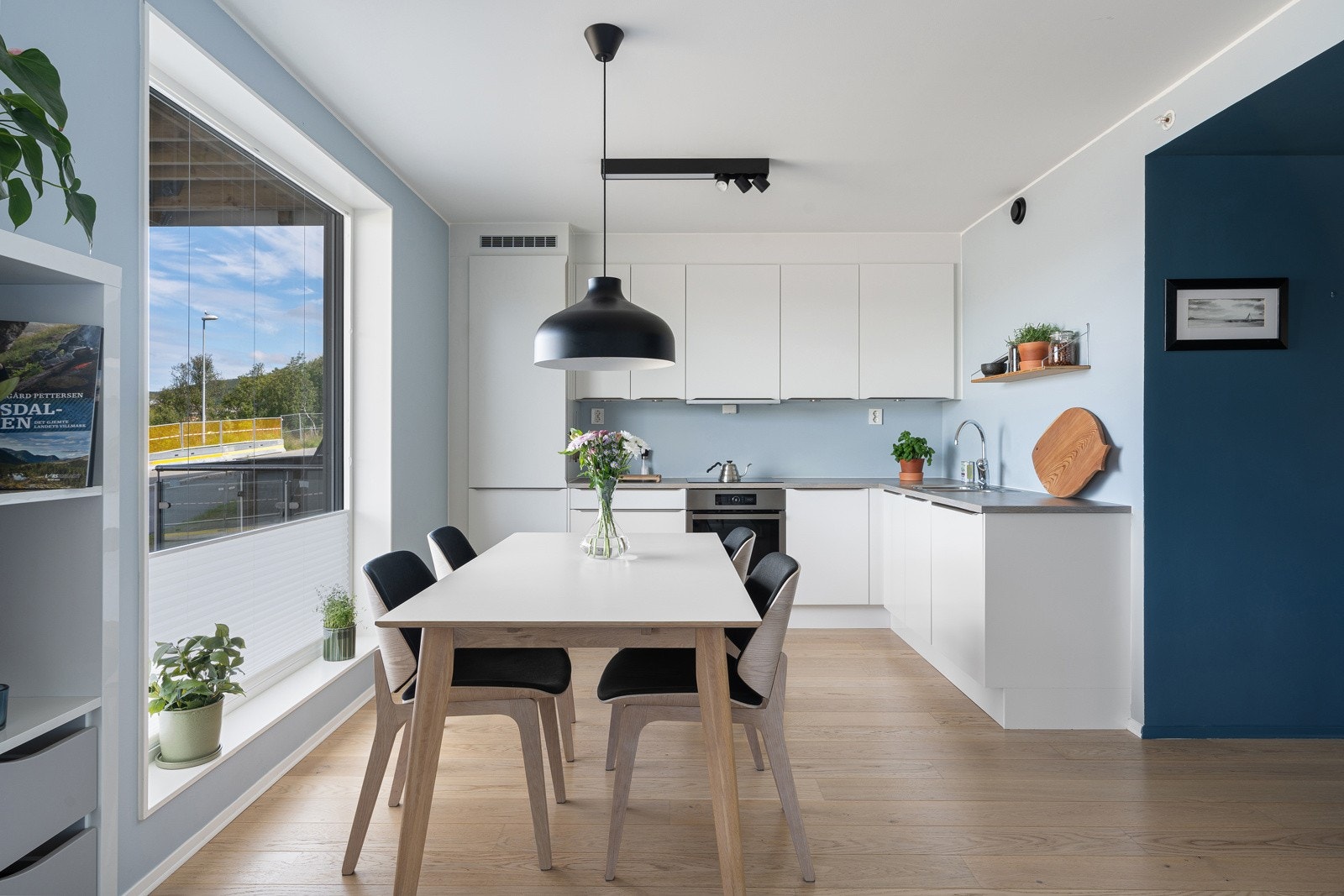 Store vindusflater som gir rikelig med lysinnslipp og fremhever den flotte utsikten. Galleribilde