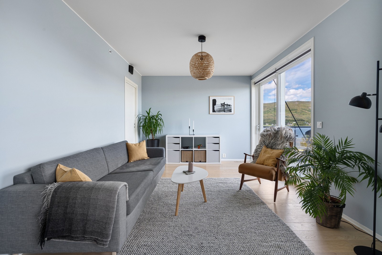 Stuen har fantastisk utsikt. Direkte utgang til balkong. Galleribilde