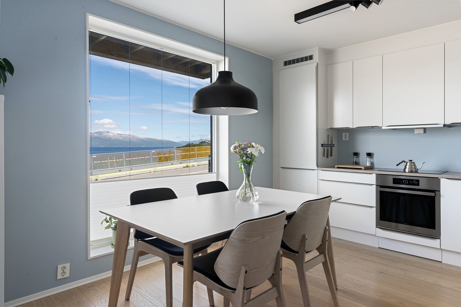 Plass til spisebord, som en naturlig avdeling mellom stue og kjøkken. Galleribilde