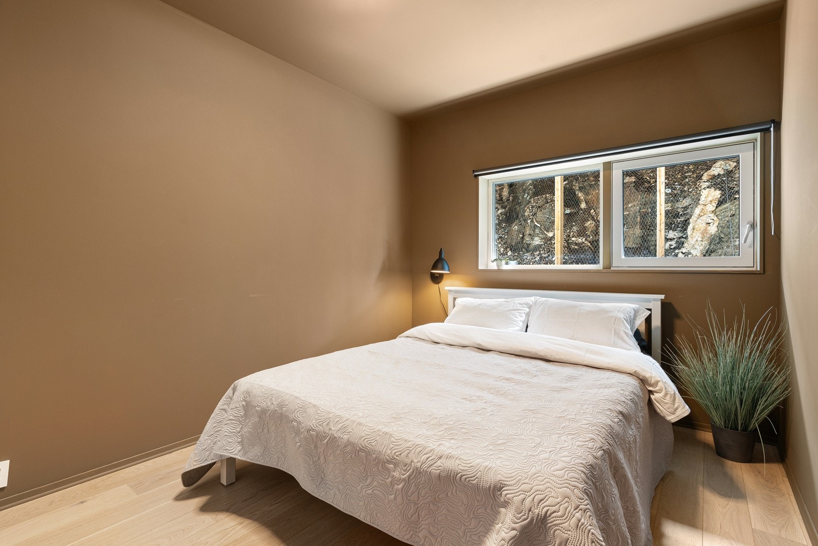 Boligen har to gode soverom. Hovedsoverommet er malt i en moderne og behagelig farge. Galleribilde