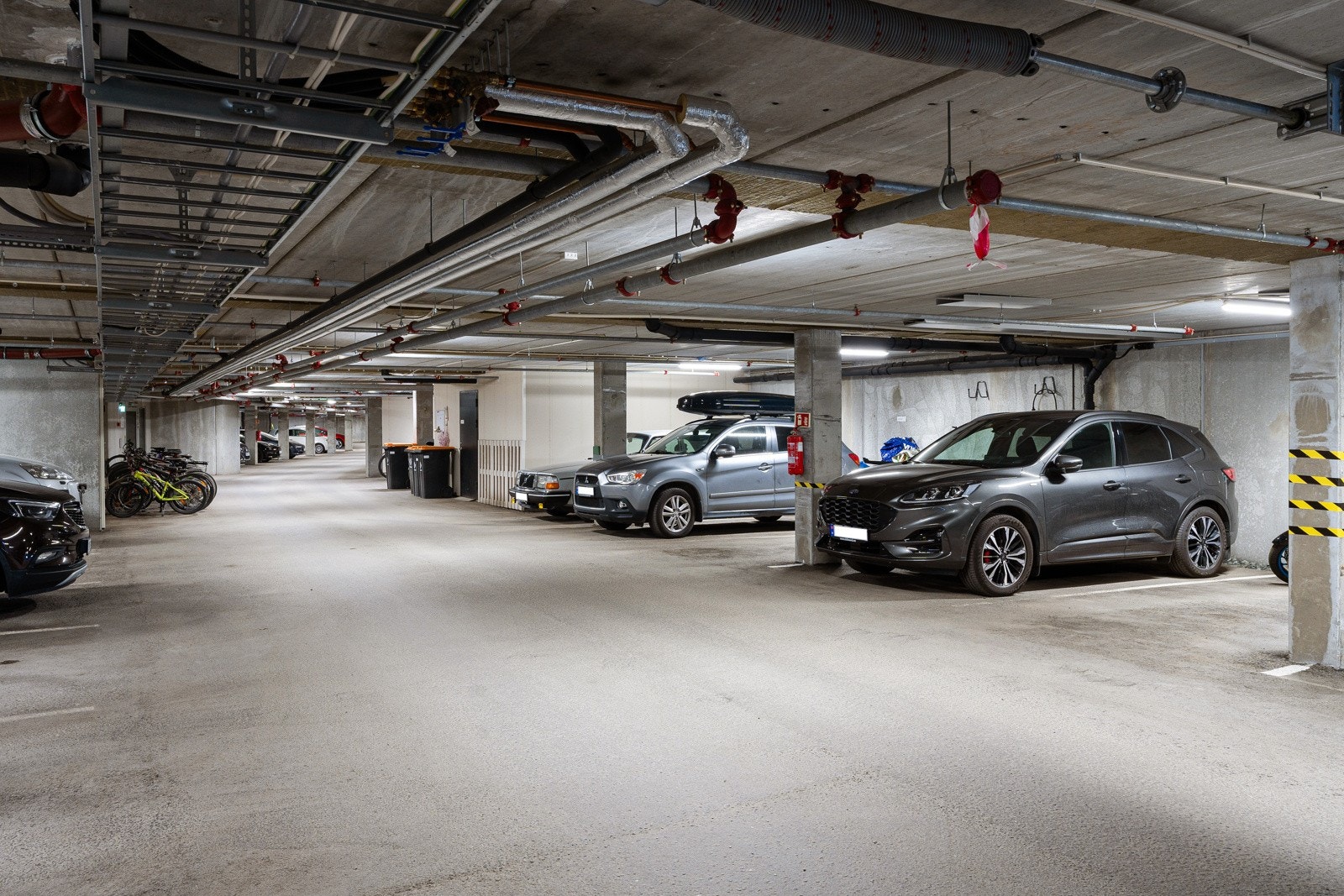 Parkering i garasje. Galleribilde