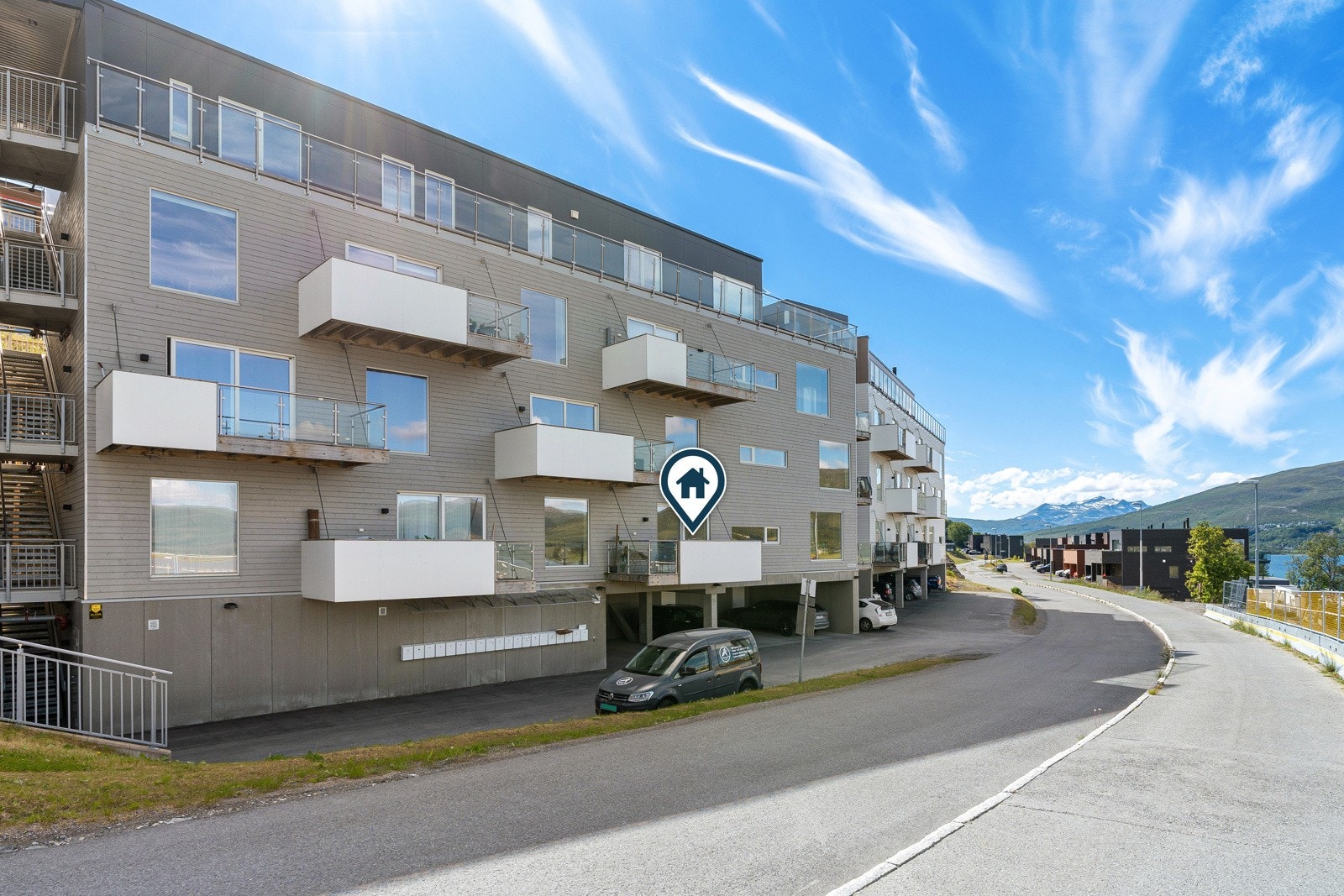 Leiligheten ligger i 1.etasje og har utgang til balkong med sjøutsikt. Galleribilde