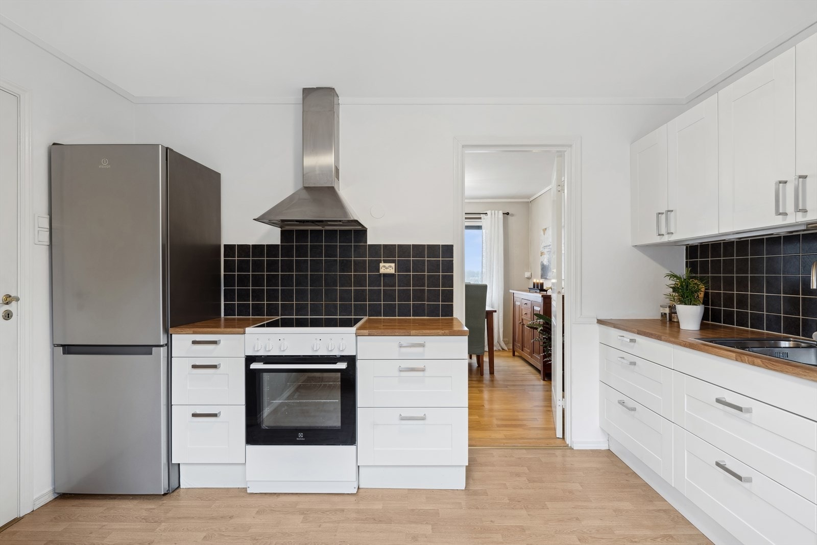 Pent kjøkken med god skap- og benkeplass. Galleribilde