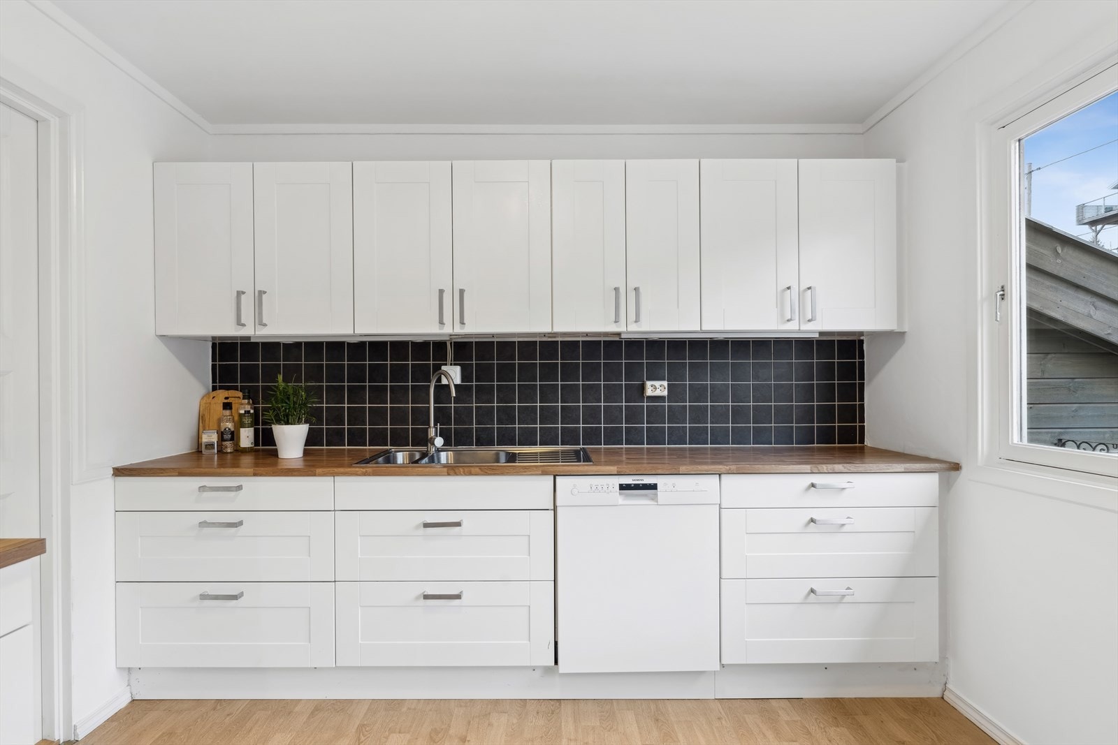 Kjøkkenet fremstår i god stand med tidsriktige farger. Galleribilde