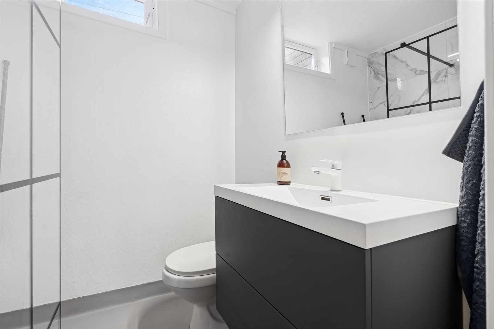 Pent bad i underetasje. Belegg på gulv. Nyere servant, glassvegg og dusj. Galleribilde