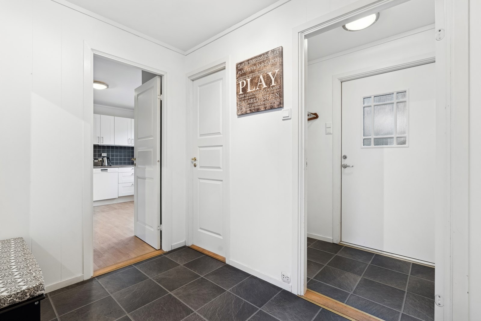 Gang med tilgang til wc, yttergang og kjøkken. Galleribilde