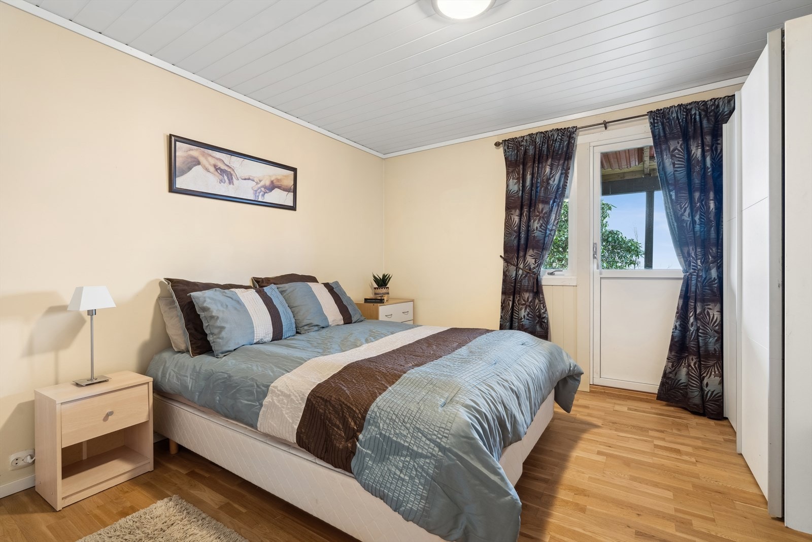 Hovedsoverom med utgang til veranda og hage. Galleribilde