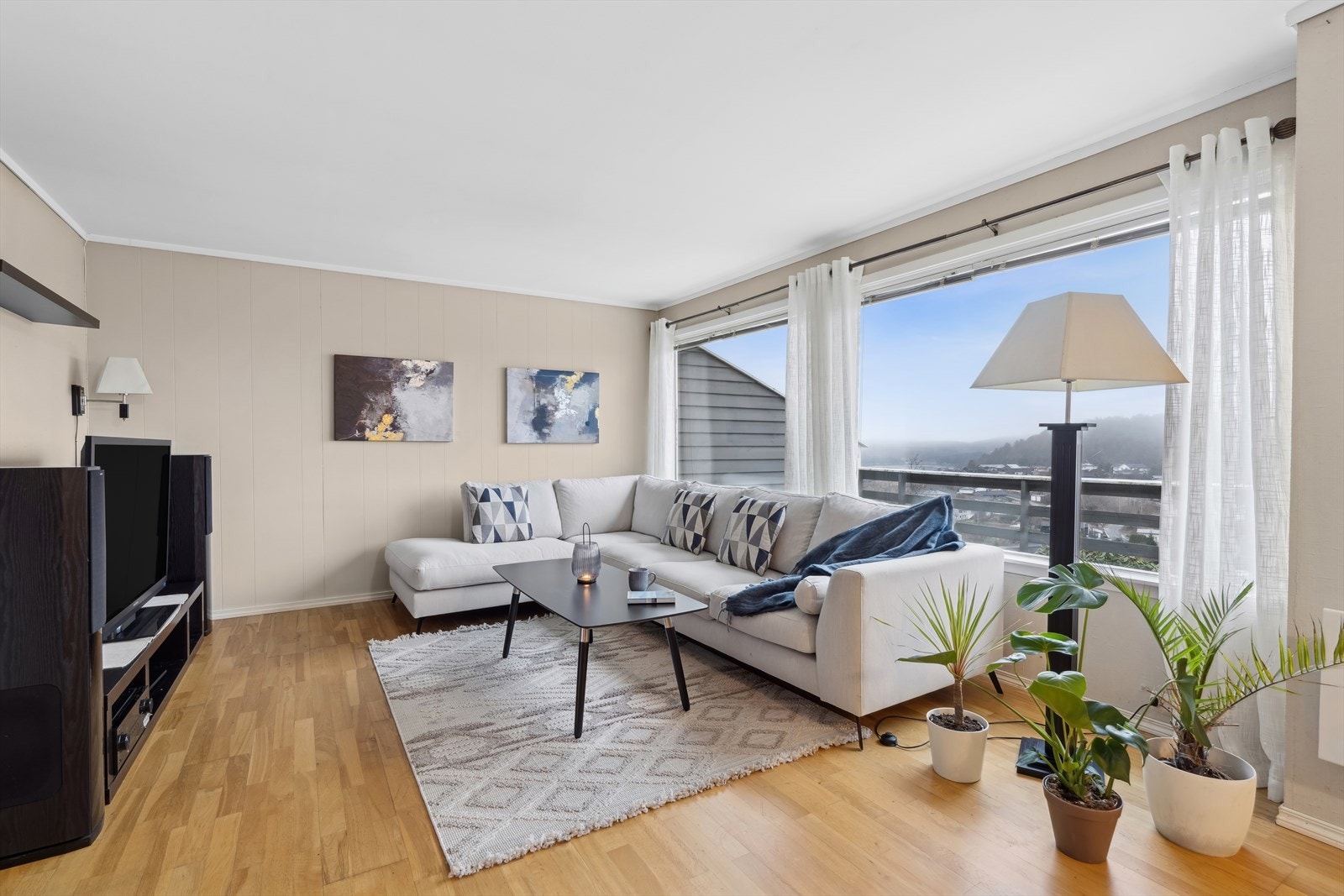 God plass til sofa og annet møblement. God utsikt fra stuevinduer. Galleribilde