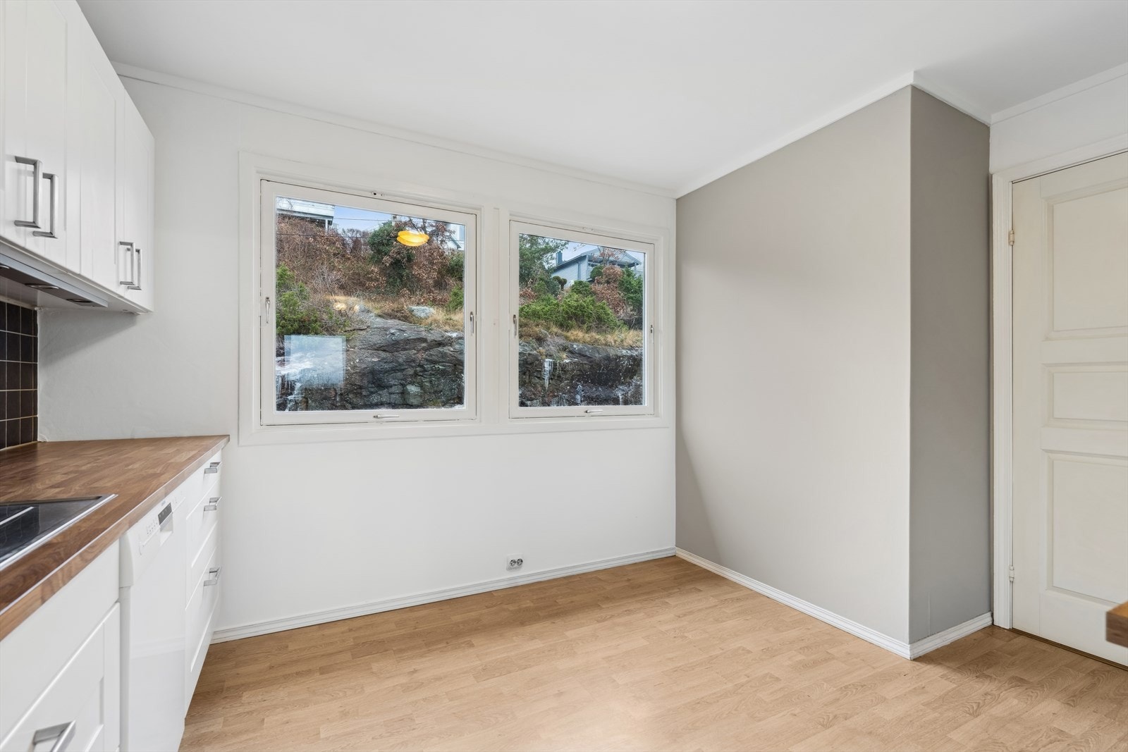 Her er det plass til eget kjøkkenbord. Galleribilde