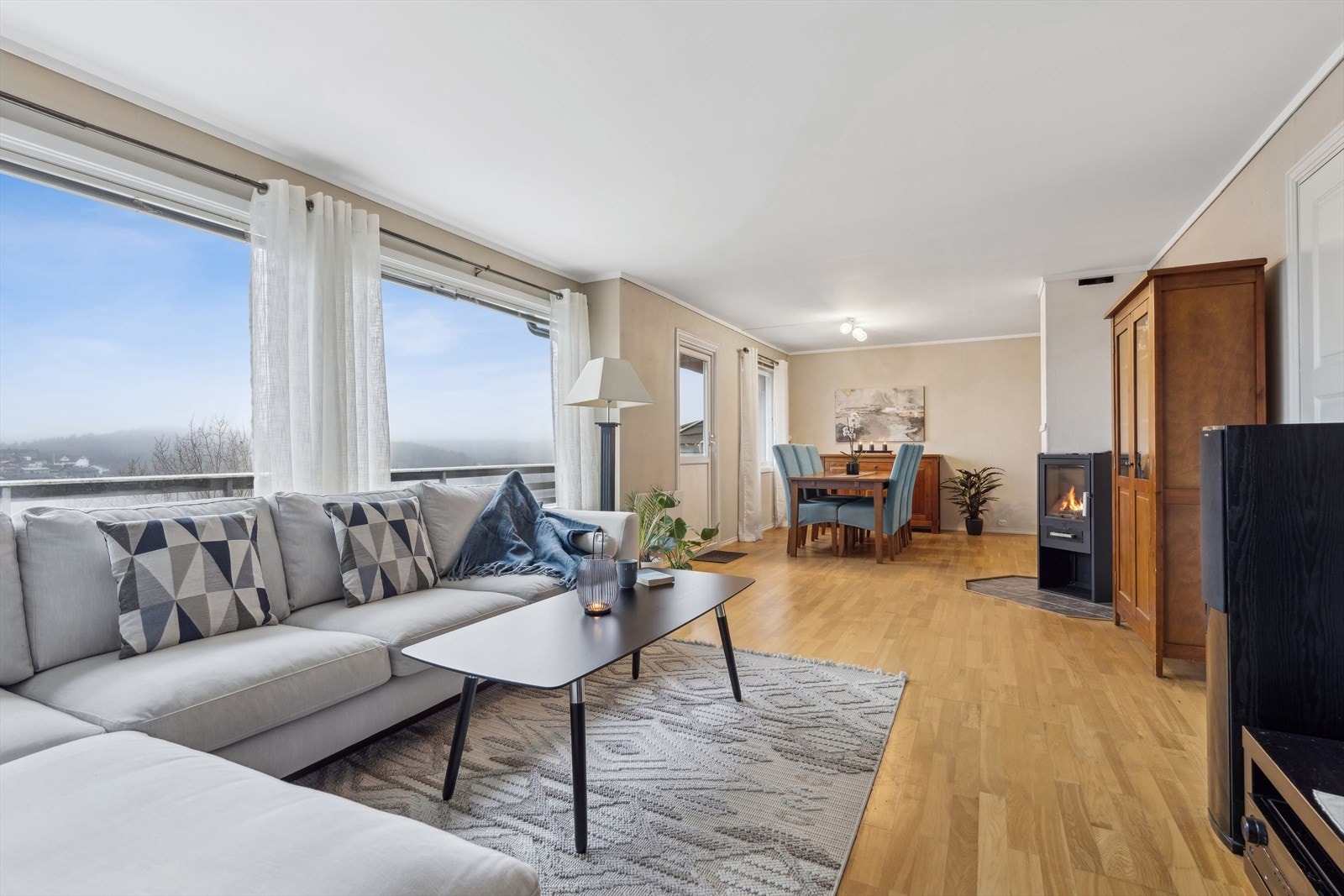 Romslig stue med peisovn og utgang til terrasse. Galleribilde