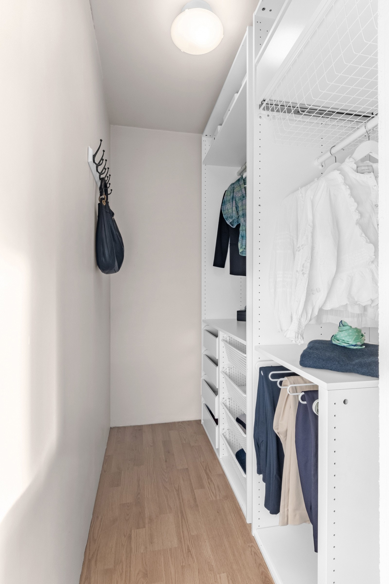 Praktisk innvendig garderobe/bod med adkomst fra stuen. Det er også ekstern bod i kjelleren. Boden kan innlemmes som en del av soverommet ved å rive veggen mellom soverom og bod. Galleribilde