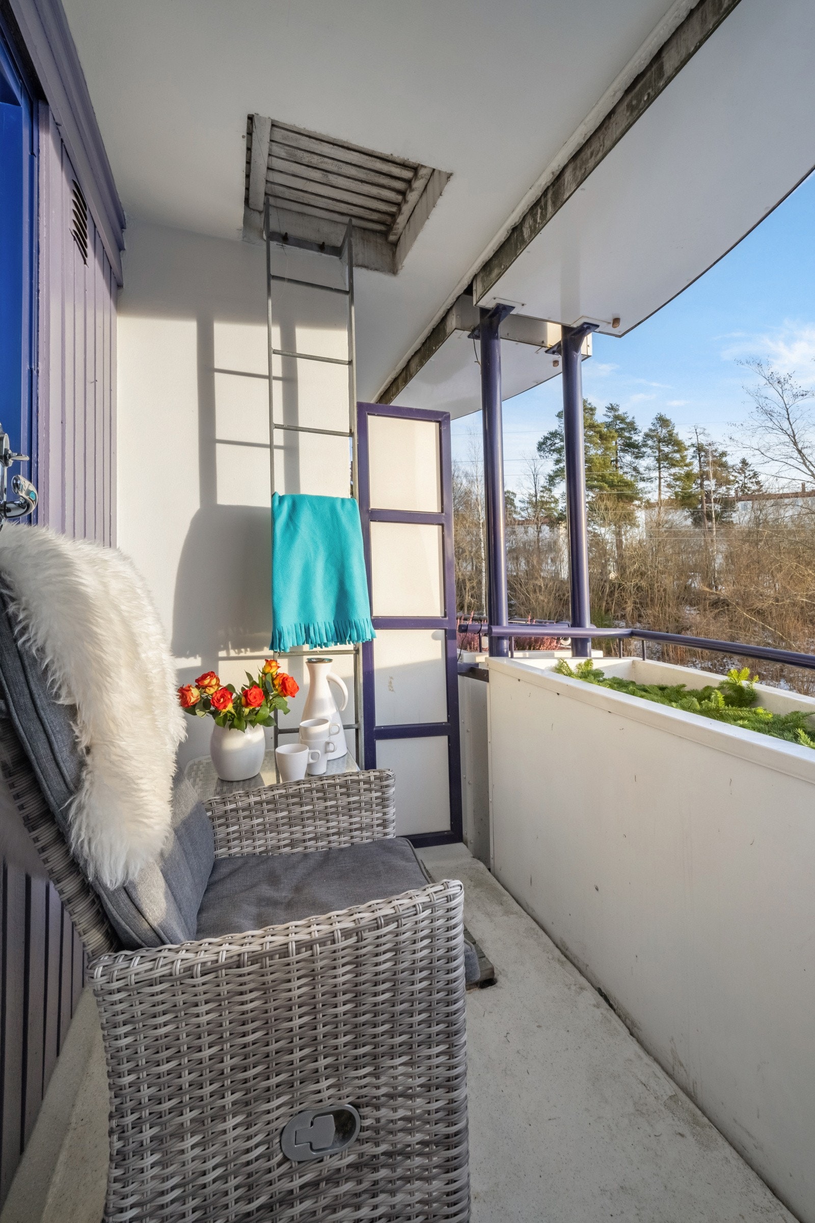Fra stuen er det direkte adkomst til overbygget balkong på ca. 3 kvm. Galleribilde