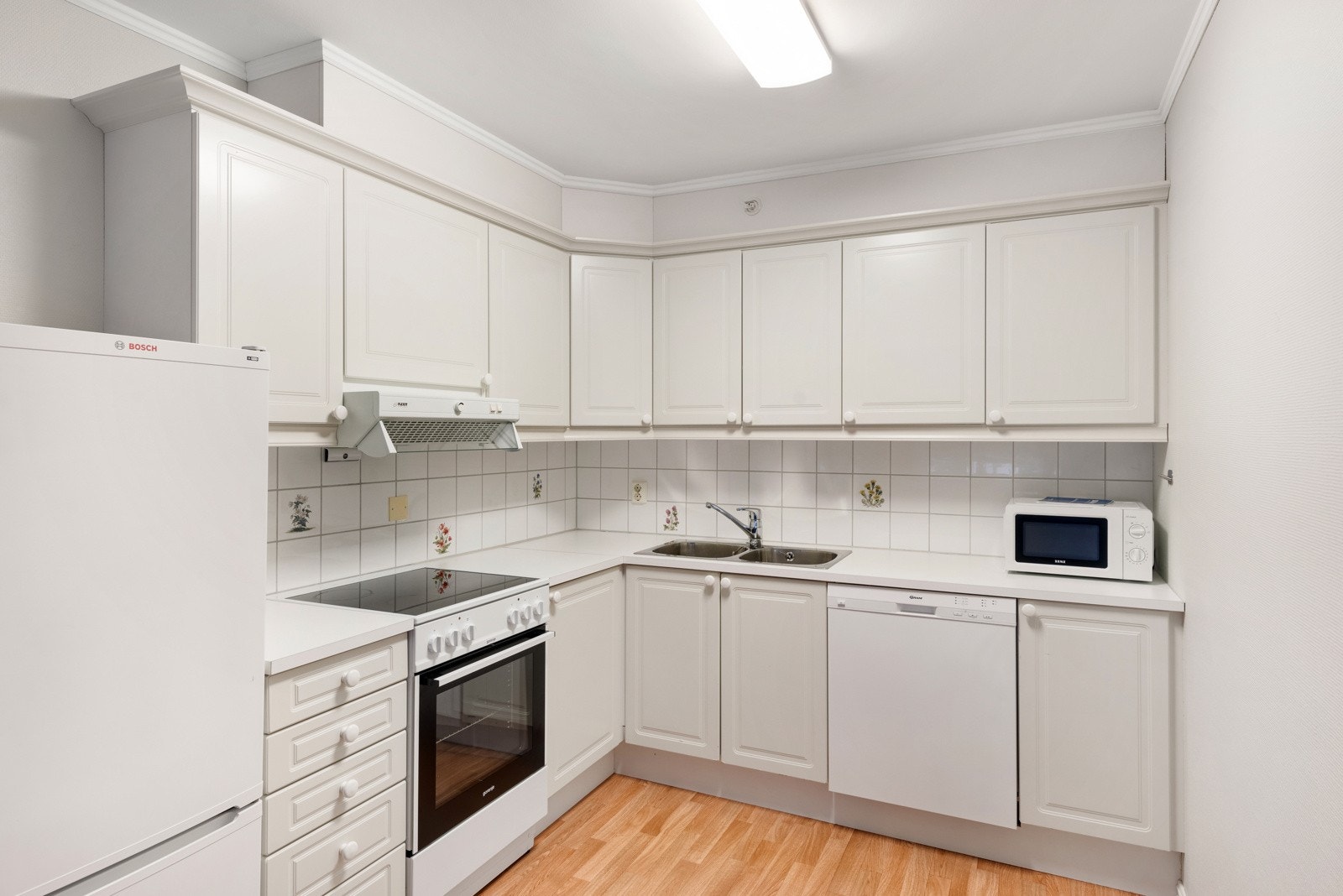 Kjøkken har rikelig med skuffer og skap Galleribilde