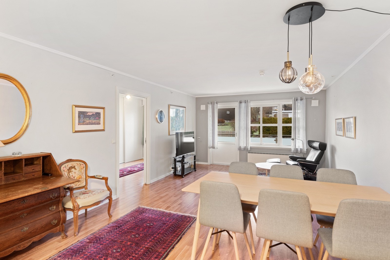 Utgang til balkong fra stua Galleribilde