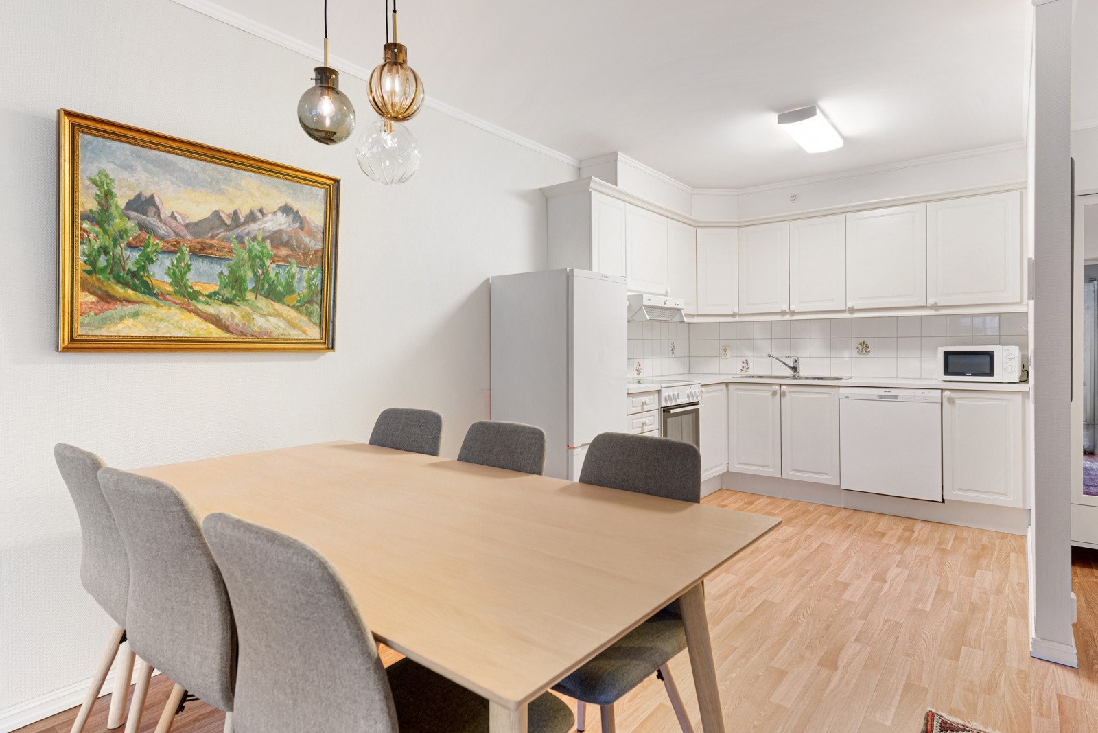 Spiseplass i tilknytning til kjøkkenet Galleribilde