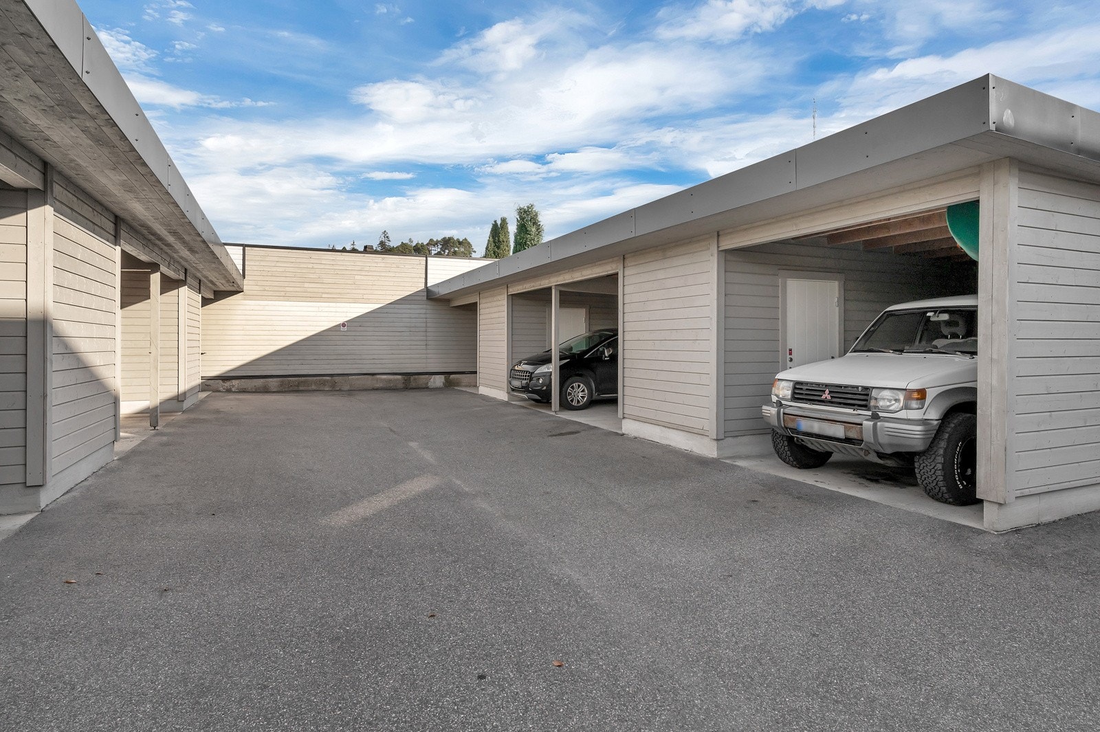 Leiligheten disponerer egen carport med bod Galleribilde