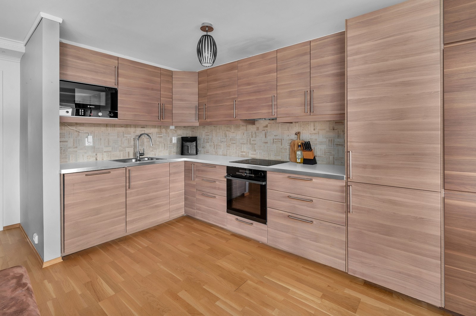 Kjøkken med god skap- og benkeplass Galleribilde