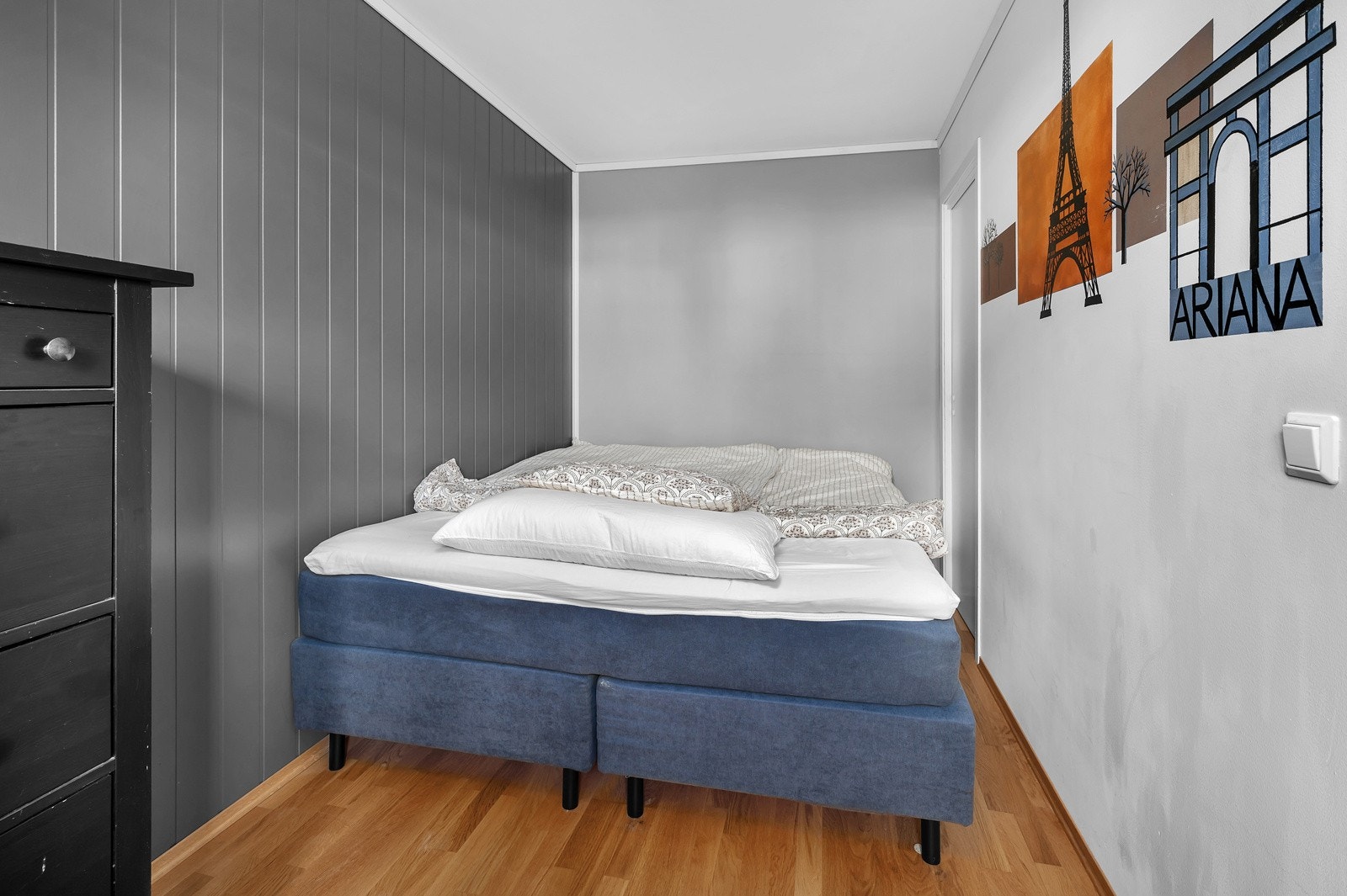 Dobbeltseng og garderobe Galleribilde