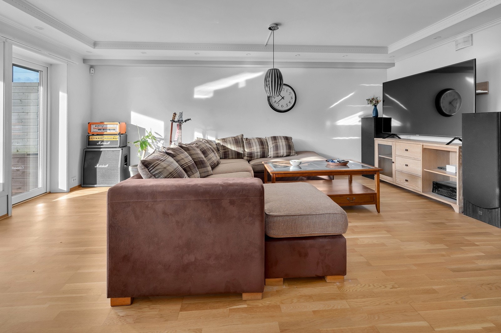 Store vindusflater og utsyn mot terrassen til venstre. Direkte adgang Galleribilde