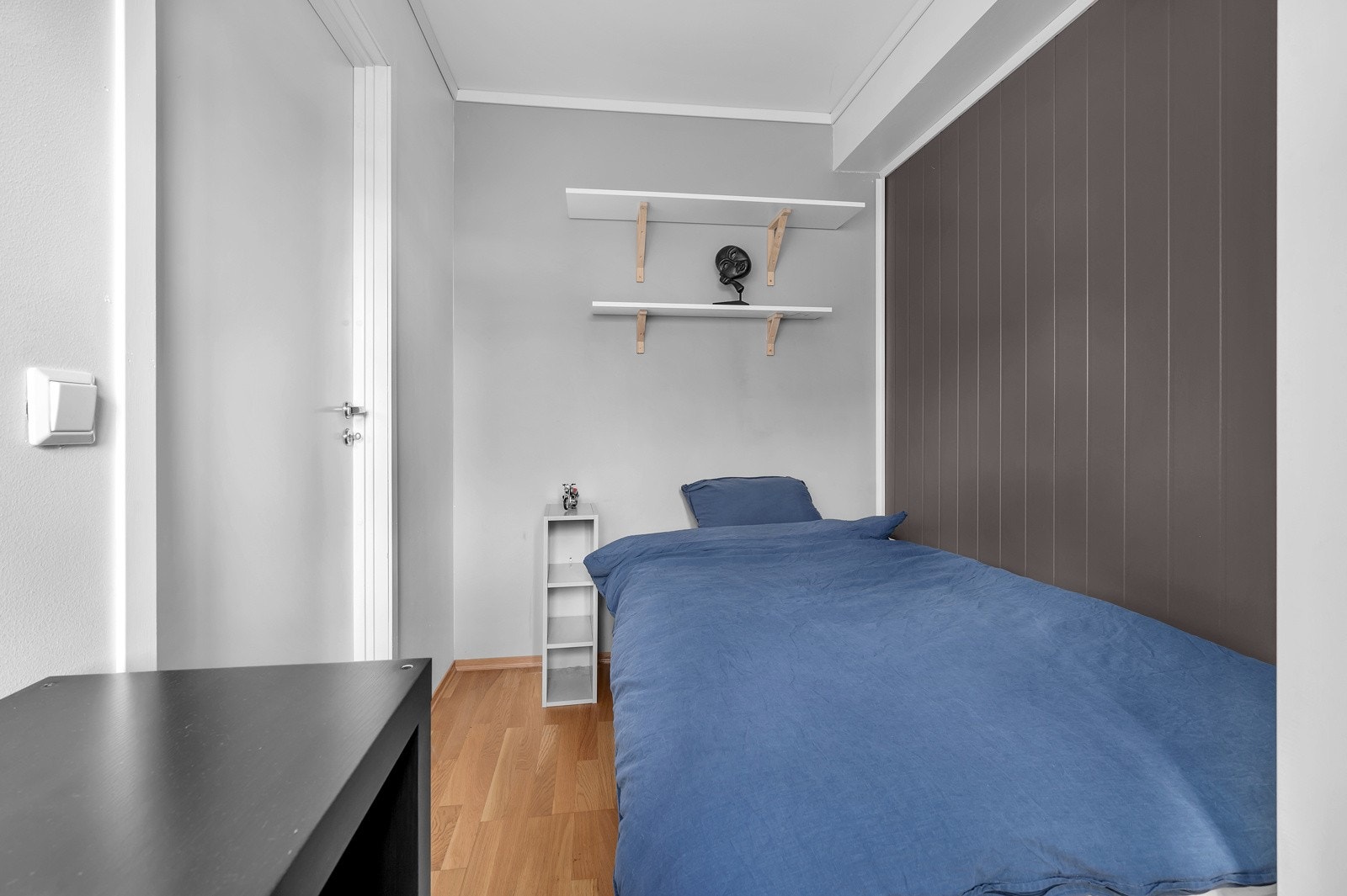 Seng og garderobe Galleribilde