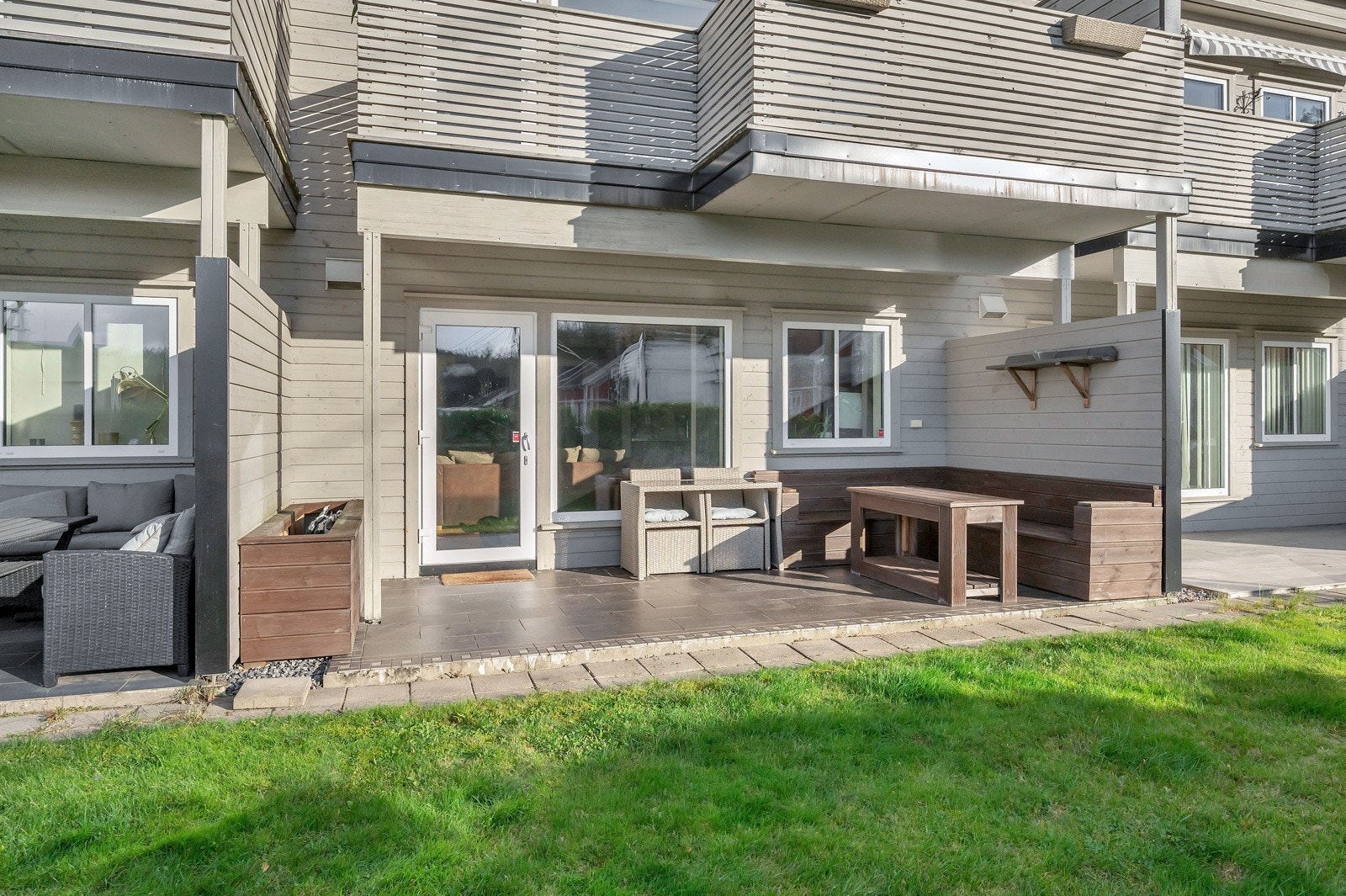 Herlige solforhold og god plass til sittegrupper, grill m.m. Galleribilde