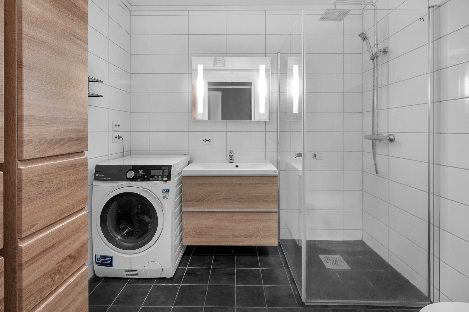 Flott fliselagt bad. Lekre fargevalg Galleribilde