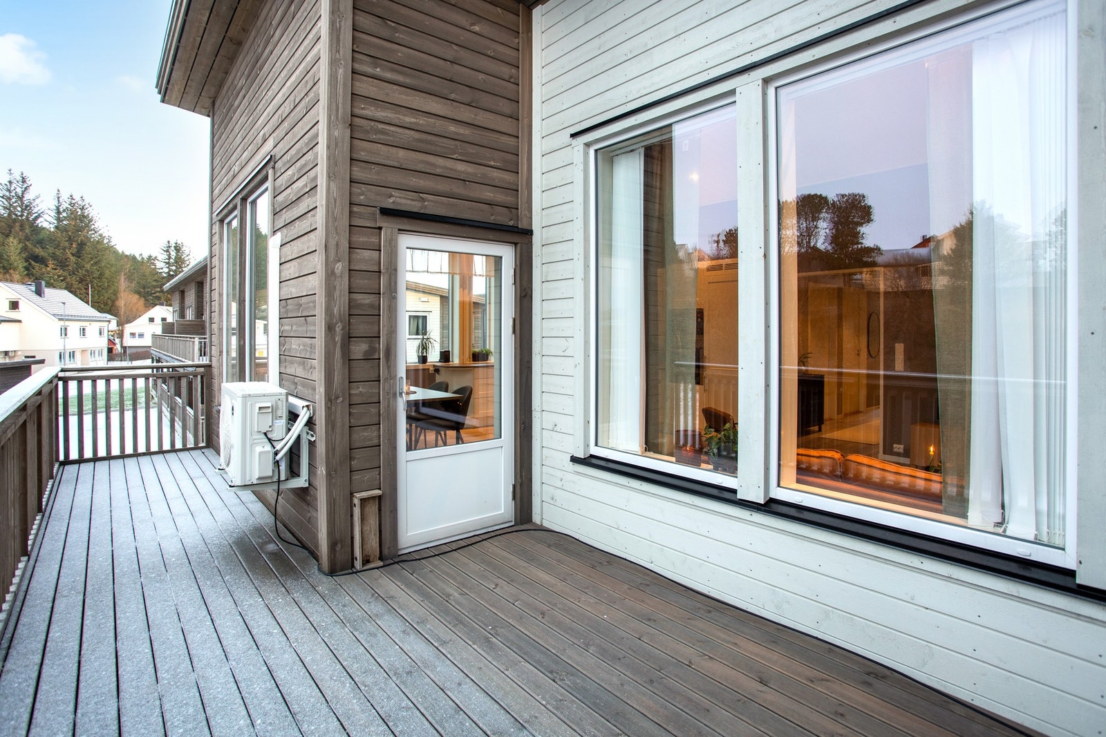 Romslig balkong med muligheter for møblering Galleribilde